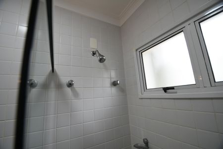 Casa de condomínio para alugar com 300m², 4 quartos e 6 vagasBanheiro da Suíte 1