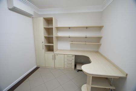 Casa de condomínio para alugar com 300m², 4 quartos e 6 vagasEscritório