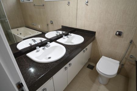 Casa de condomínio para alugar com 300m², 4 quartos e 6 vagasBanheiro da Suíte 2