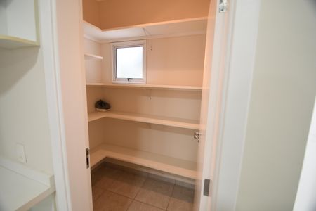 Casa de condomínio para alugar com 300m², 4 quartos e 6 vagasDespensa