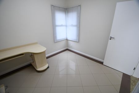 Casa de condomínio para alugar com 300m², 4 quartos e 6 vagasEscritório