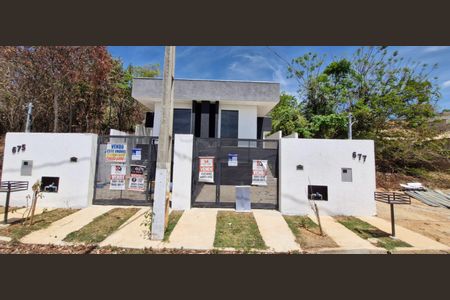 Casa à venda com 89m², 3 quartos e 2 vagas Casa à venda com 89m², 3 quartos e 2 vagasFachada