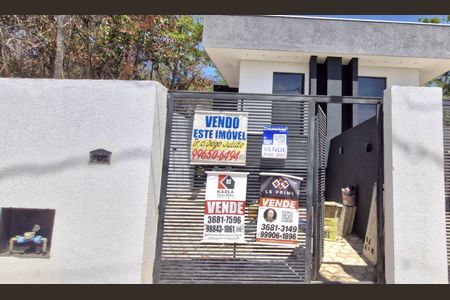 Casa à venda com 89m², 3 quartos e 2 vagas Casa à venda com 89m², 3 quartos e 2 vagasFachada