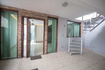 Fachada de casa de condomínio para alugar com 2 quartos, 170m² em Colubandê, São Gonçalo