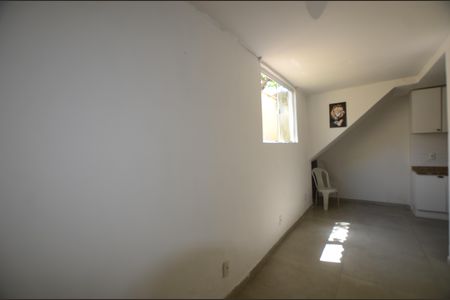 Sala de casa para alugar com 1 quarto, 70m² em Bento Ribeiro, Rio de Janeiro