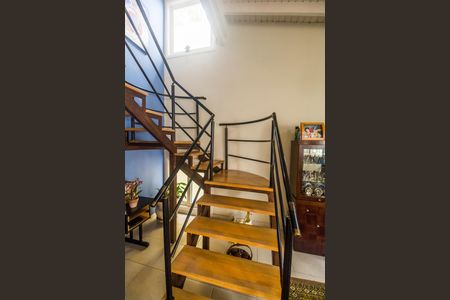 Casa de condomínio à venda com 333m², 3 quartos e 4 vagasEscada