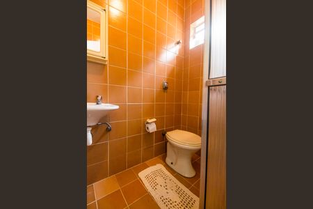 Casa de condomínio à venda com 333m², 3 quartos e 4 vagasBanheiro de serviço