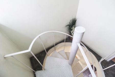 Casa de condomínio à venda com 333m², 3 quartos e 4 vagasEscada