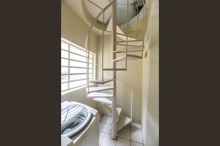 Casa de condomínio à venda com 333m², 3 quartos e 4 vagasEscada