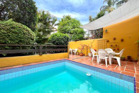 Casa à venda com 358m², 5 quartos e 4 vagasPiscina
