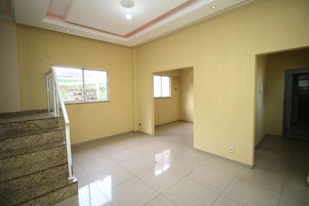 Sala de casa à venda com 5 quartos, 150m² em Brás de Pina, Rio de Janeiro