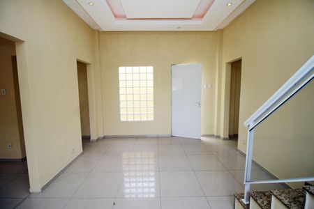 Sala de casa à venda com 5 quartos, 150m² em Brás de Pina, Rio de Janeiro