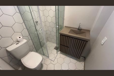 Banheiro de apartamento à venda com 1 quarto, 28m² em Taquaral, Campinas