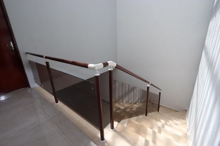 Casa para alugar com 320m², 4 quartos e 10 vagasEscadas