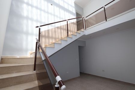 Casa para alugar com 320m², 4 quartos e 10 vagasEscadas