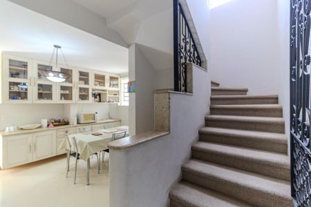 Casa à venda com 280m², 3 quartos e 4 vagas Casa à venda com 280m², 3 quartos e 4 vagasEscada