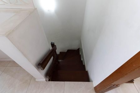 Casa de condomínio à venda com 181m², 3 quartos e 2 vagasEscada