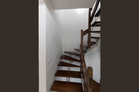 Casa de condomínio à venda com 181m², 3 quartos e 2 vagasEscada