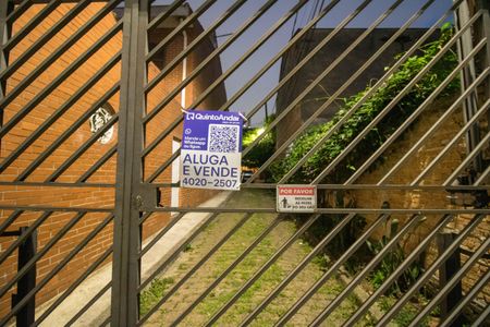 Casa à venda com 110m², 2 quartos e 2 vagas Casa à venda com 110m², 2 quartos e 2 vagasFachada