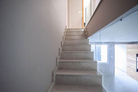Casa à venda com 130m², 2 quartos e 1 vaga Casa à venda com 130m², 2 quartos e 1 vagaEscada