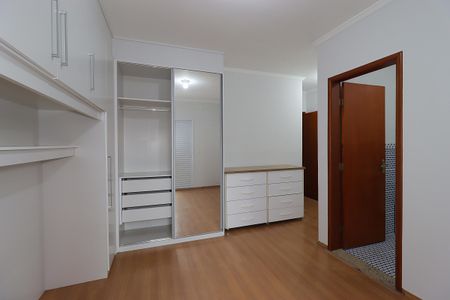 Casa para alugar com 128m², 3 quartos e 2 vagasSuíte