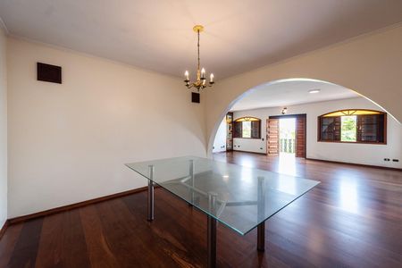 Casa de condomínio para alugar com 600m², 4 quartos e 4 vagasSala de jantar
