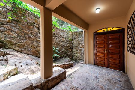 Casa de condomínio para alugar com 600m², 4 quartos e 4 vagasEdícula