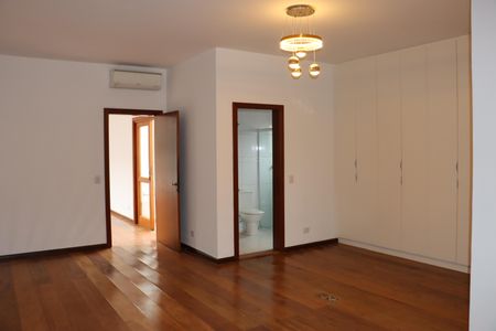 Casa de condomínio para alugar com 570m², 7 quartos e 6 vagasSuíte 3