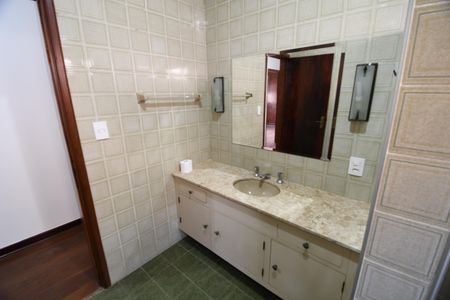 Casa à venda com 270m², 4 quartos e 3 vagasBanheiro 