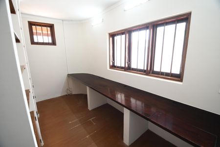 Casa à venda com 270m², 4 quartos e 3 vagasEscritório