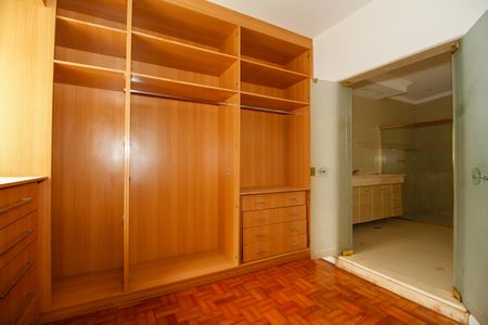 Casa à venda com 800m², 4 quartos e 8 vagas Casa à venda com 800m², 4 quartos e 8 vagasCloset da Suíte 4