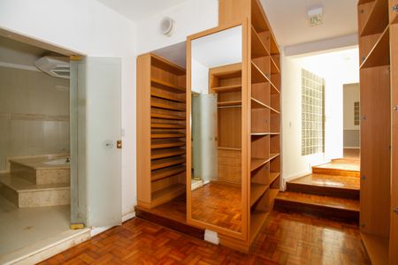 Casa à venda com 800m², 4 quartos e 8 vagas Casa à venda com 800m², 4 quartos e 8 vagasCloset da Suíte 4