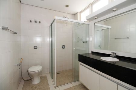 Casa à venda com 800m², 4 quartos e 8 vagas Casa à venda com 800m², 4 quartos e 8 vagasBanheiro da Suíte 2