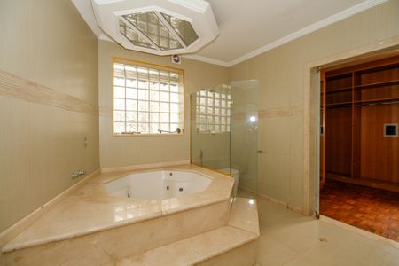 Casa à venda com 800m², 4 quartos e 8 vagas Casa à venda com 800m², 4 quartos e 8 vagasBanheiro da Suíte 4