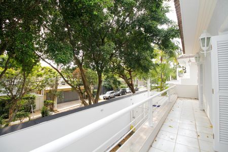 Casa à venda com 800m², 4 quartos e 8 vagas Casa à venda com 800m², 4 quartos e 8 vagasVaranda e Vista da Suíte 2