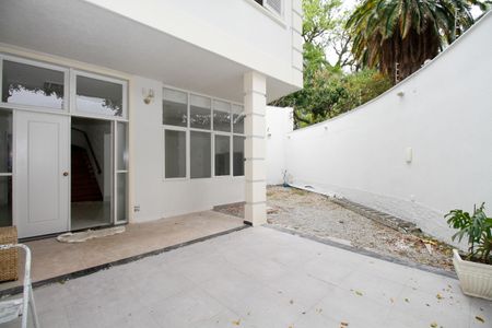 Casa à venda com 800m², 4 quartos e 8 vagas Casa à venda com 800m², 4 quartos e 8 vagasEntrada da Casa