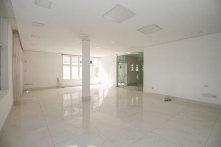 Casa à venda com 800m², 4 quartos e 8 vagas Casa à venda com 800m², 4 quartos e 8 vagasSala