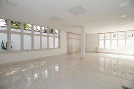 Casa à venda com 800m², 4 quartos e 8 vagas Casa à venda com 800m², 4 quartos e 8 vagasSala