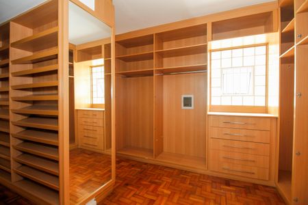 Casa à venda com 800m², 4 quartos e 8 vagas Casa à venda com 800m², 4 quartos e 8 vagasCloset da Suíte 4