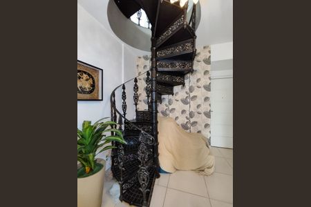 Apartamento à venda com 195m², 3 quartos e 2 vagasEscada