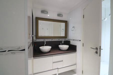 Apartamento para alugar com 300m², 5 quartos e 2 vagas Apartamento para alugar com 300m², 5 quartos e 2 vagasBanheiro Suíte 2