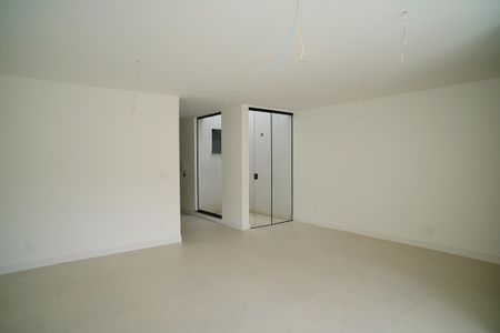 Sala de casa à venda com 4 quartos, 162m² em Piratininga, Niterói