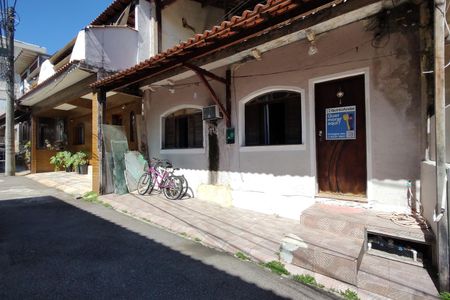 Casa de condomínio à venda com 90m², 3 quartos e sem vaga Casa de condomínio à venda com 90m², 3 quartos e sem vagaFachada