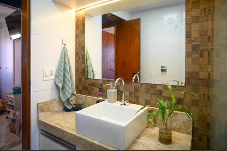 Apartamento à venda com 60m², 2 quartos e 2 vagas Apartamento à venda com 60m², 2 quartos e 2 vagasBanheiro
