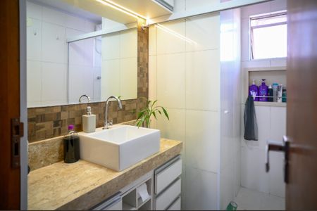 Apartamento à venda com 60m², 2 quartos e 2 vagas Apartamento à venda com 60m², 2 quartos e 2 vagasBanheiro