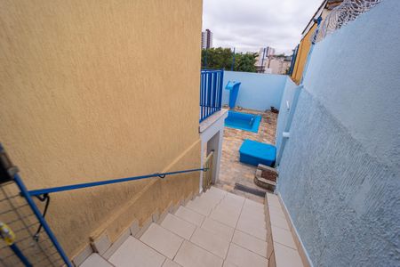 Casa à venda com 187m², 2 quartos e 2 vagas Casa à venda com 187m², 2 quartos e 2 vagasEscada