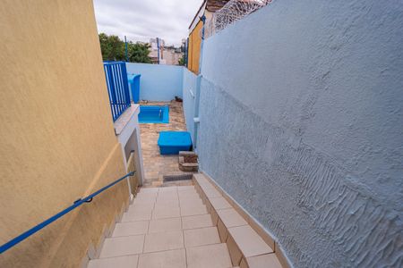 Casa à venda com 187m², 2 quartos e 2 vagas Casa à venda com 187m², 2 quartos e 2 vagasEscada
