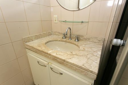 Apartamento à venda com 57m², 2 quartos e 1 vaga Apartamento à venda com 57m², 2 quartos e 1 vagaBanheiro Social