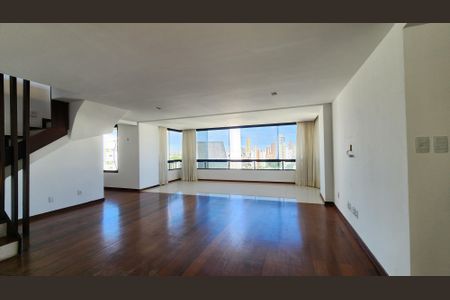 Apartamento para alugar com 257m², 3 quartos e 2 vagas Apartamento para alugar com 257m², 3 quartos e 2 vagasSala