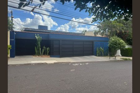 Casa para alugar com 385m², 4 quartos e 4 vagas Casa para alugar com 385m², 4 quartos e 4 vagasFachada